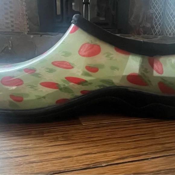 NWT Garden Shoes Women's Sz 8 Ground Work Green Strawberry Clogs easy cleaning - Picture 2 of 5